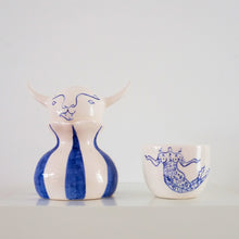 Load image into Gallery viewer, Deev Decanter in Blue